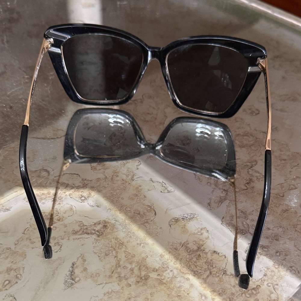 Diff Eyewear Cat-Eye Sunglasses in Black and Gold polarized Becky-IV polarizes - Picture 7 of 13